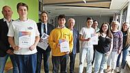 Die Preisträger der Kulmbacher Handwerk-Praxistage (vordere Reihe) und Konrektor Matthias Höhn von der Carl-von-Linde-Realschule, Schulleiter Alexander Battistella vom Beruflichen Schulzentrum, Obermeister und stellvertretender Kreishandwerksmeist...