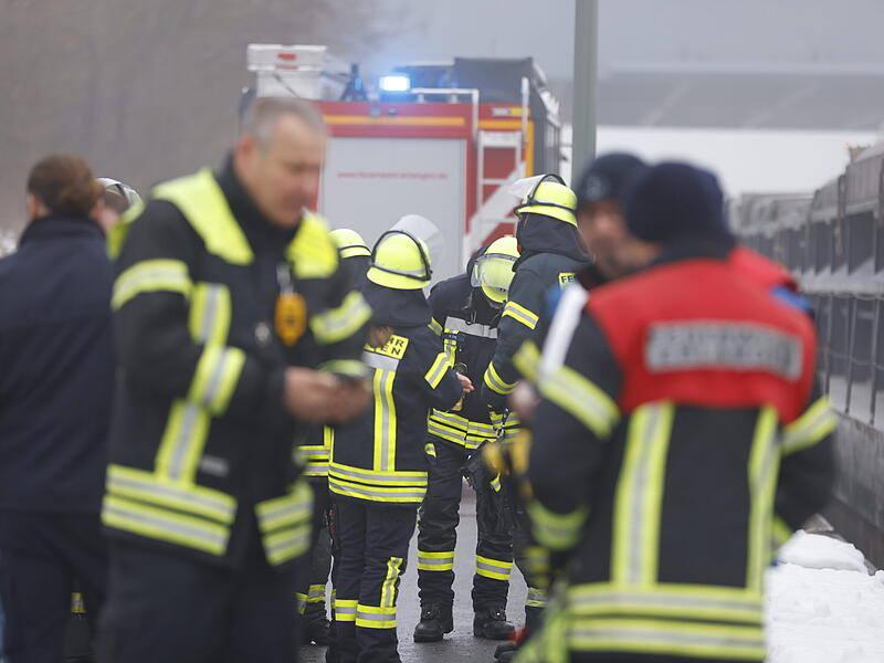 Schiff schl&auml;gt auf eisigem Kanal leck: Knapp 40 Zentimeter Wasser-&Ouml;l-Gemisch im Maschinenraum