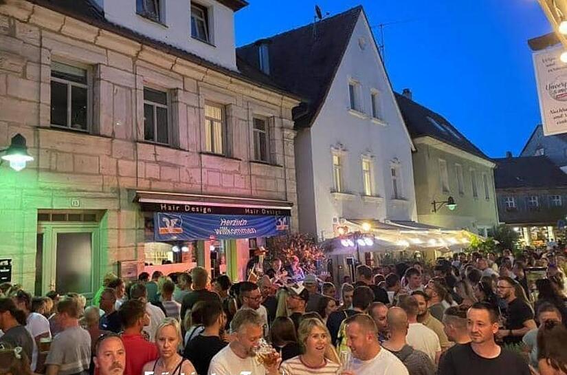 Das Apothekenstraßenfest lockte bereits im vergangenen Jahr zahlreiche Menschen in die Forchheimer Innenstadt.Forchheim & Fränkische Schweiz