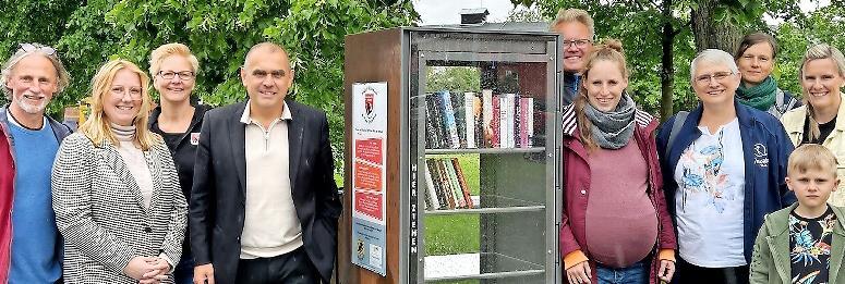 Zweiter Vorsitzender und Gemeinderat Ralf Pistor, ILE-Managerin Eva Gravogl, Vorsitzende Manuela Pfeiffer und Bürgermeister Alexander Wunderlich (von links) mit Vereinsmitgliedern.