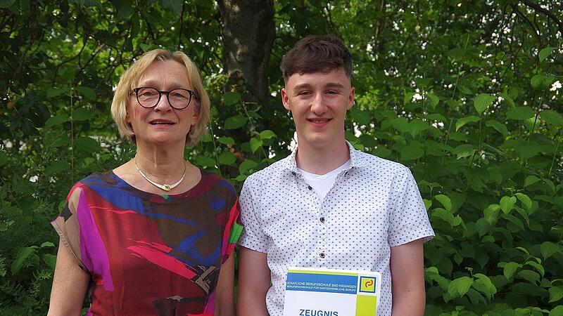 Klassenbester Daniel Peter mit der für die „Berufsschule Plus“ zuständigen Lehrerin Dorothea Heuer-Kretschmer.