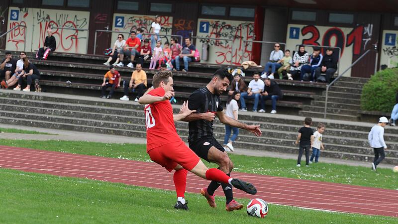 TKV-Spieler Yahya Alkusa (re.) &minus; hier auf einem Archivbild &minus; erzielte im wichtigen Kellerduell zwei Tore f&uuml;r die Forchheimer.Forchheim & Fr&auml;nkische Schweiz