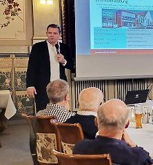 Martin Wende hat beim Neubürgerstammtisch von den Aufgaben des Bezirks berichtet.