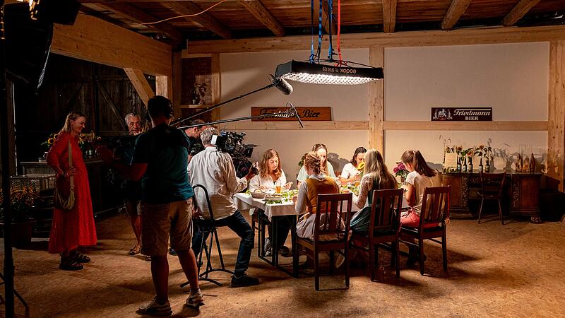 Landfrauenküche 2024 zu Gast in GräfenbergBrauerei Friedmann bei Landfrauenküche Konzentriert speisen die Landfrauen in der Scheune der Brauerei Friedmann.