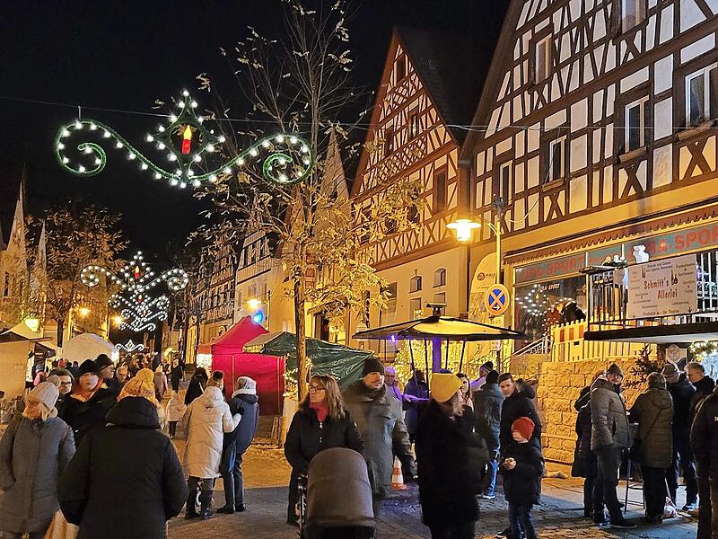 Die Innenstadt von Pottenstein wird zur weihnachtlichen Fußgängerzone.