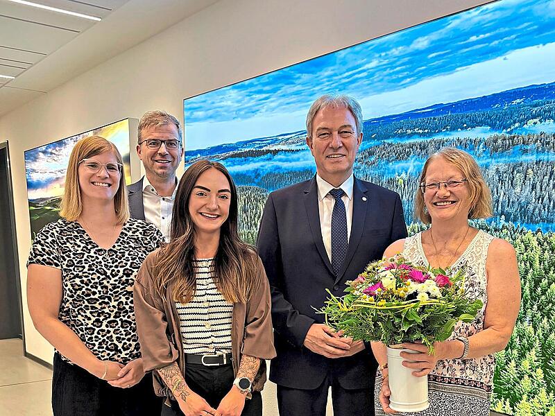 Heidi Barnickel wurde nach 36 Jahren T&auml;tigkeit am Landratsamt in den Ruhestand verabschiedet. Mit im Bild (von links) Personalratsvorsitzende Natalie H&uuml;bschmann, Abteilungsleiter Markus Wich, Nina Wich von der Personalverwaltung und Landrat Klaus ...