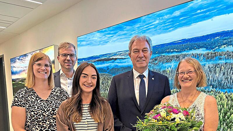 Heidi Barnickel wurde nach 36 Jahren Tätigkeit am Landratsamt in den Ruhestand verabschiedet. Mit im Bild (von links) Personalratsvorsitzende Natalie Hübschmann, Abteilungsleiter Markus Wich, Nina Wich von der Personalverwaltung und Landrat Klaus ... Heidi Barnickel wurde nach 36 Jahren Tätigkeit am Landratsamt in den Ruhestand verabschiedet. Mit im Bild (von links) Personalratsvorsitzende Natalie Hübschmann, Abteilungsleiter Markus Wich, Nina Wich von der Personalverwaltung und Landrat Klaus ...