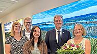 Heidi Barnickel wurde nach 36 Jahren T&auml;tigkeit am Landratsamt in den Ruhestand verabschiedet. Mit im Bild (von links) Personalratsvorsitzende Natalie H&uuml;bschmann, Abteilungsleiter Markus Wich, Nina Wich von der Personalverwaltung und Landrat Klaus ...