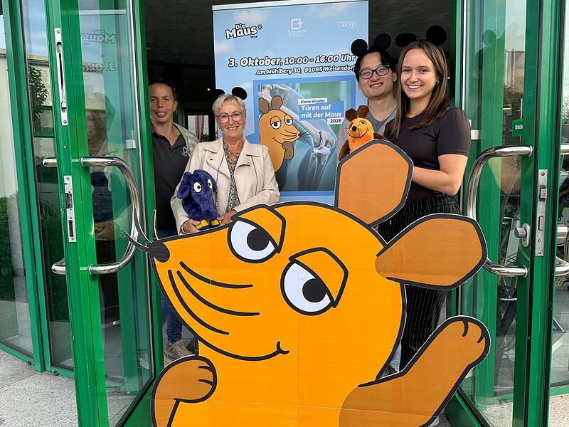 Maus Die Weisendorfer Firma Peter Brehm GmbH macht am 3. Oktober mit beim bundesweiten Türöffner-Tag der „Sendung mit der Maus". Es freuen sich auf viele Besucher: „Mausbeauftragte" Angela Lindberg, Aufsichtsratsmitglied Elfriede Brehm, Minh Vuong Nguyen (Marketingabteilung) und Lara Engelhardt (Betriebliches Gesundheitsmanagement).