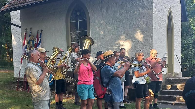 Die Musikanten beim Start der Wallfahrt an der Marienkapelle Ramsthal