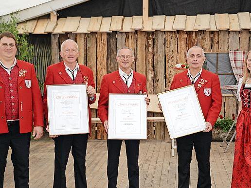 Für ihre Verdienste um den Verein haben sie von Dominic Wolf (links) und Bettina Bonengel die Urkunden als Ehrenmitglieder erhalten (von links): Richard Fritz, Meinrad Zehner, und Norbert Wolf. Für ihre Verdienste um den Verein haben sie von Dominic Wolf (links) und Bettina Bonengel die Urkunden als Ehrenmitglieder erhalten (von links): Richard Fritz, Meinrad Zehner, und Norbert Wolf.