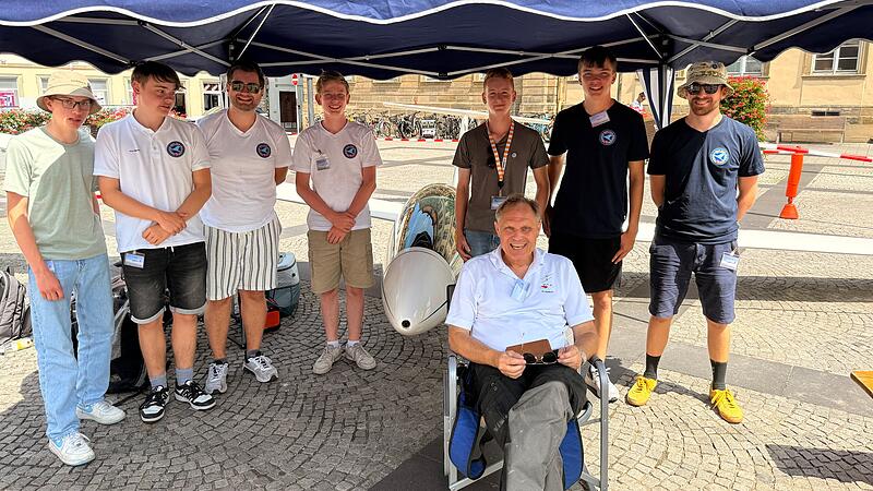 Der AeroClub hatte gute Laune auf dem Maxplatz. Schon mit 14 Jahren kann eine Segelflugausbildung begonnen werden.