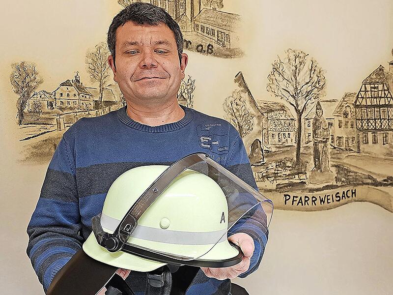 Gemeinderat und Feuerwehrkommandant Sebastian Bock mit dem Helm, der für die Feuerwehren im Gemeindegebiet nach und nach beschafft wird. Gemeinderat und Feuerwehrkommandant Sebastian Bock mit dem Helm, der für die Feuerwehren im Gemeindegebiet nach und nach beschafft wird.