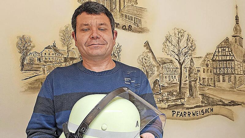 Gemeinderat und Feuerwehrkommandant Sebastian Bock mit dem Helm, der f&uuml;r die Feuerwehren im Gemeindegebiet nach und nach beschafft wird.