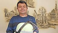 Gemeinderat und Feuerwehrkommandant Sebastian Bock mit dem Helm, der f&uuml;r die Feuerwehren im Gemeindegebiet nach und nach beschafft wird.