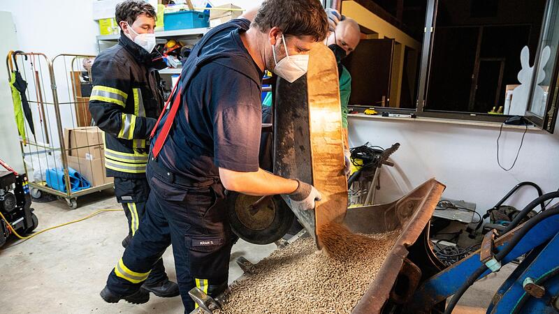 Einsatzkr&auml;fte der Feuerwehr beseitigten die Pellets unter anderem in Trosdorf. Da die Pellets zu fr&uuml;h geliefert wurden, setzten sie noch hohe Konzentrationen an Kohlenmonoxid frei.