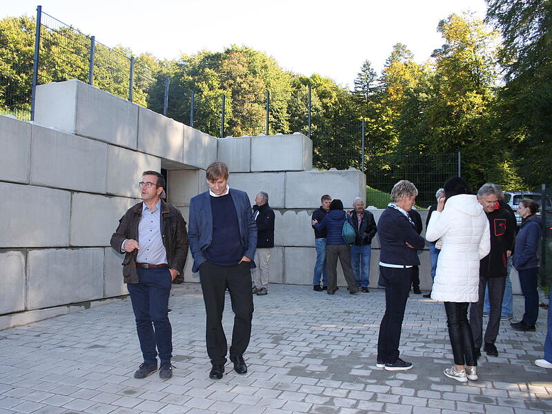 Vor dem neuen Hochbehälter in Affalterthal, in der Mitte Bürgermeister Stefan Förtsch (l.) und Landrat Ulm.