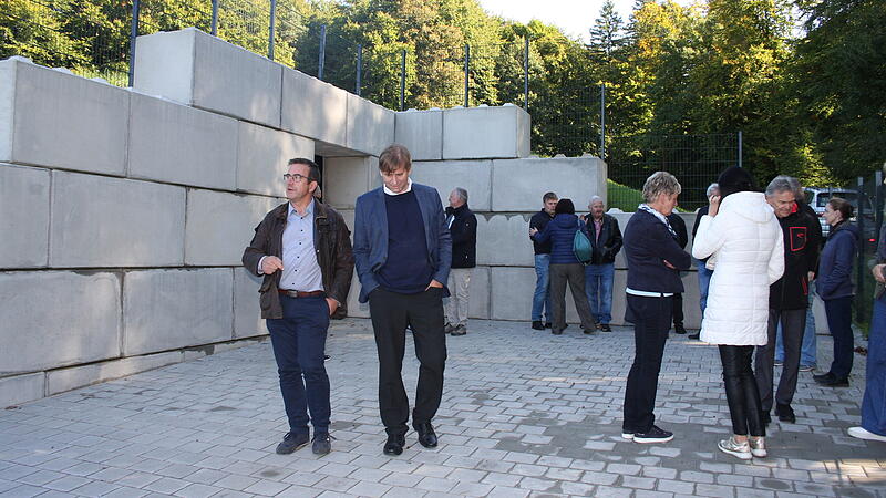 Vor dem neuen Hochbeh&auml;lter in Affalterthal, in der Mitte B&uuml;rgermeister Stefan F&ouml;rtsch (l.) und Landrat Ulm.