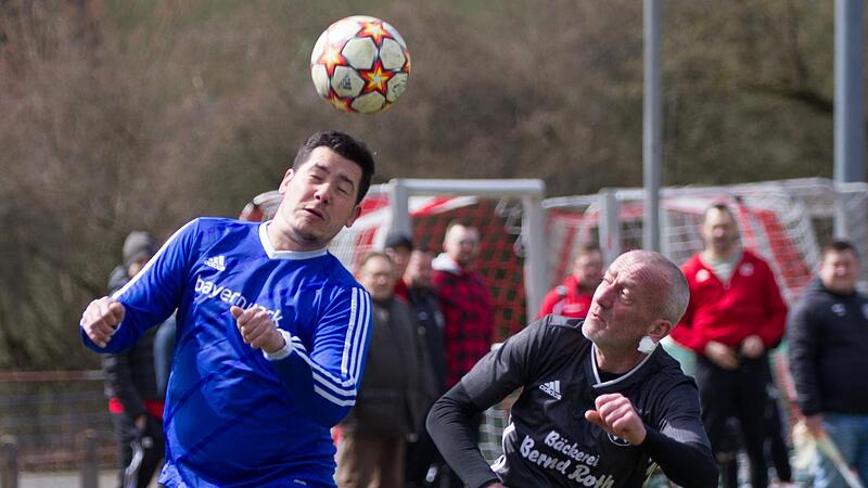 Der Oberlangenstadter Adrian Nezaj (links) ist in dieser Situation der Sieger im Kopfballduell  gegen Wei&szlig;enbrunns Heinrich Spindler.