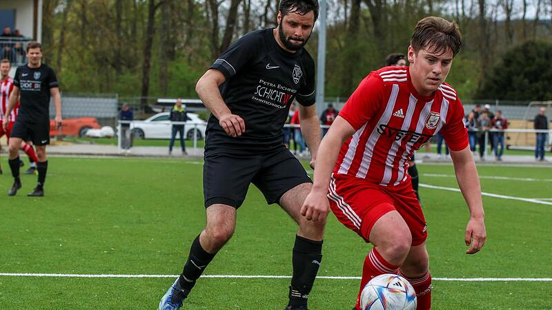 Der Staffelsteiner Nils Schlosser behauptet den Ball gegen den Stegauracher Felix Fiedler.