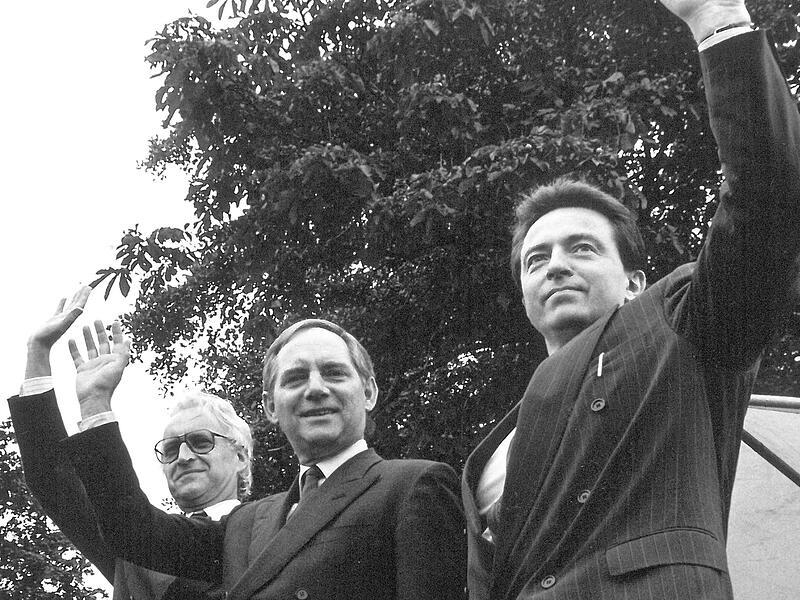 Historischer Moment in Neustadt bei Coburg &ndash; von links: Edmund Stoiber, Wolfgang Sch&auml;uble und Peter-Michael Diestel.