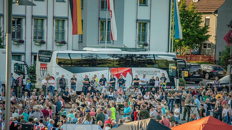 Ausgelassen war die Stimmung auf dem Rathausplatz. Die Heeresmusikkorps-Big Band spielte bis 22 Uhr nonstop.