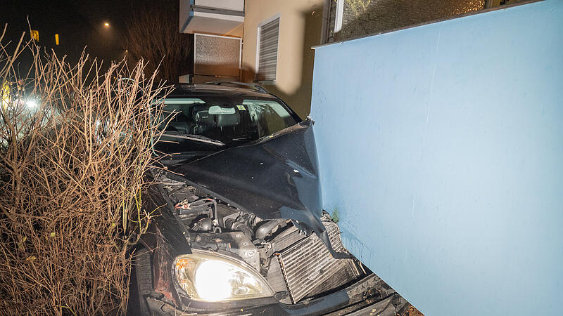 SUV rast in Bamberg gegen Balkon von Wohnhaus - Fahrer fl&uuml;chtet