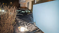 SUV rast in Bamberg gegen Balkon von Wohnhaus - Fahrer fl&uuml;chtet