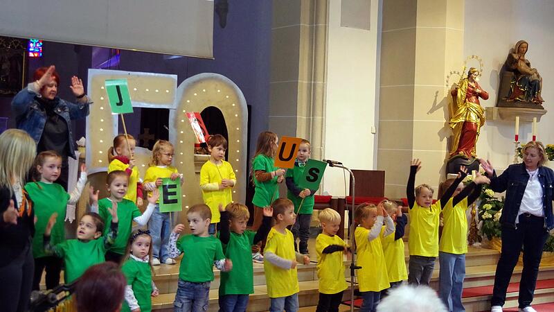 Die Jungen und M&auml;dchen des Kreuzberg-Kindergartens begeisterten beim Mitmachkonzert in der Stadtpfarrkirche.