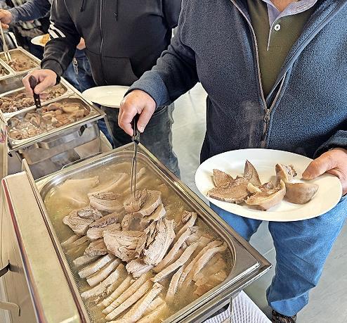 Reichhaltiges Schlachsch&uuml;sselbuffet erfreut die G&auml;ste