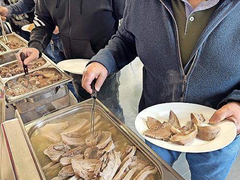 Reichhaltiges Schlachsch&uuml;sselbuffet erfreut die G&auml;ste