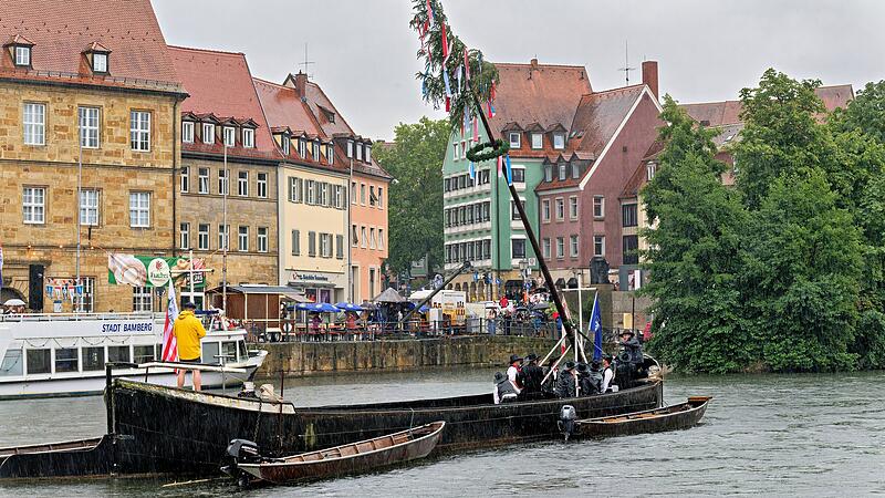 Sandkerwa Bamberg 2026 BaumaufstellenSandkerwa Bamberg 2026 Baumaufstellen Beim Aufstellen des Kirchweihbaums zur Bamberger Sandkerwa 2026 passierte heuer ein kleines Malheur – das die Handwerkerzünfte gekonnt meisterten.