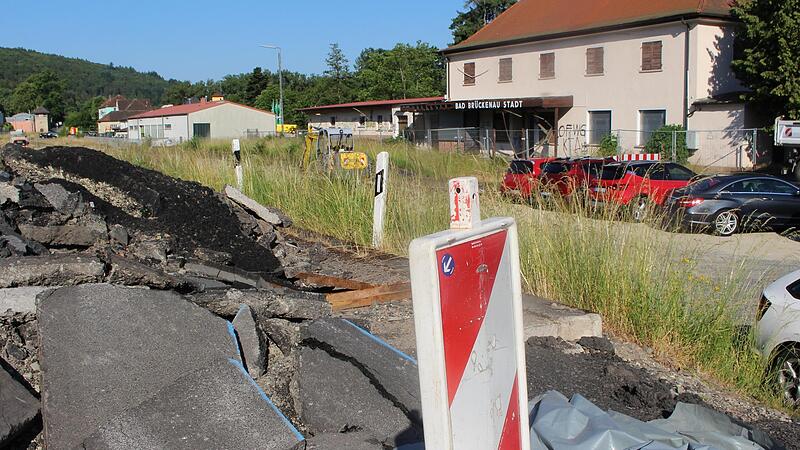 Ablageort f&uuml;r Schutt: Das Bahnhofsgel&auml;nde in Bad Br&uuml;ckenau bietet keinen sch&ouml;nen Anblick.