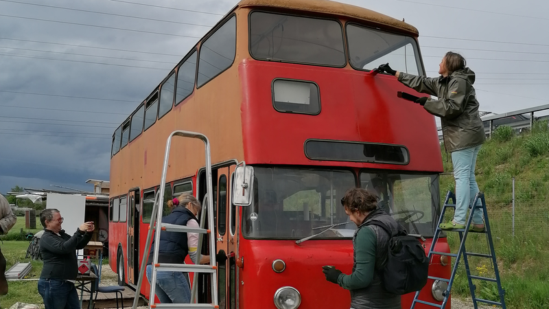 Liebevoll k&uuml;mmern sich die Mitglieder des Vereins B&uuml;ssingbus um ihr Fahrzeug - und eine alternative Kulturszene. Doch den Verein plagen Sorgen.