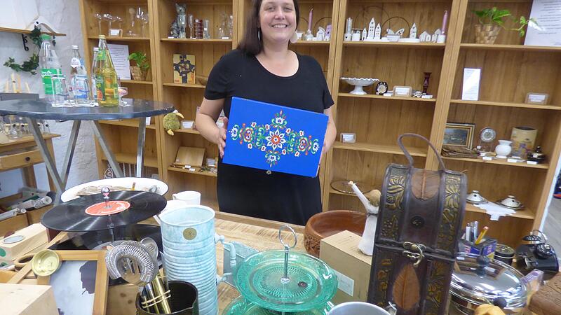Agnes Przewoznik räumt Trödelware, wie man sie Flohmarkt kennt, ein. Dahinter befinden sich die Mietregale, in denen auch andere eigene kreative Sachen zum Verkauf anbieten können.Forchheim & Fränkische Schweiz