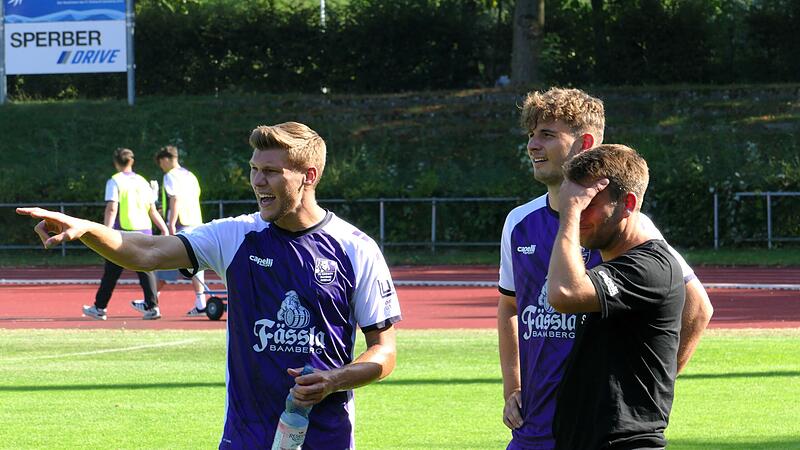 Bj&ouml;rn Sch&ouml;nwiesner (links), Sturmkollege Timm Strasser und Betreuer Simon Schmoll dr&uuml;cken Bambergs Laune nach dem 0:2 gegen Schwaben Augsburg treffend aus.