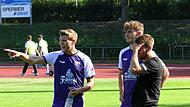 Björn Schönwiesner (links), Sturmkollege Timm Strasser und Betreuer Simon Schmoll drücken Bambergs Laune nach dem 0:2 gegen Schwaben Augsburg treffend aus.