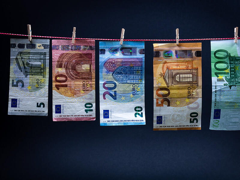 Den Schaden durch Geldw&auml;sche hat ein Experte bei einem Vortrag in H&ouml;chstadt auf j&auml;hrlich rund 100 Milliarden Euro in Deutschland beziffert.