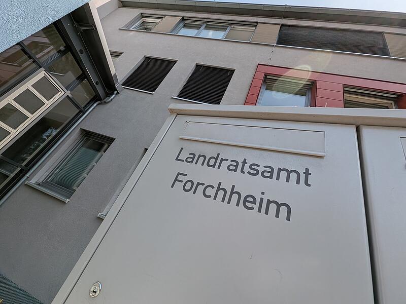 Symbolbild Landratsamt ForchheimForchheim & Fränkische Schweiz Im Kreis Forchheim herrscht 2026 die höchste Kreisumlage der Landkreisgeschichte. Das hat harte Folgen für die Gemeinden.