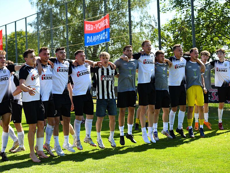 So feierte der 1.FC Sand am Main nach dem Relegations-Sieg gegen die DJK Dampfach.
