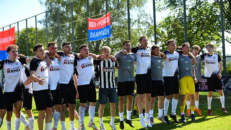 So feierte der 1.FC Sand am Main nach dem Relegations-Sieg gegen die DJK Dampfach. So feierte der 1.FC Sand am Main nach dem Relegations-Sieg gegen die DJK Dampfach.