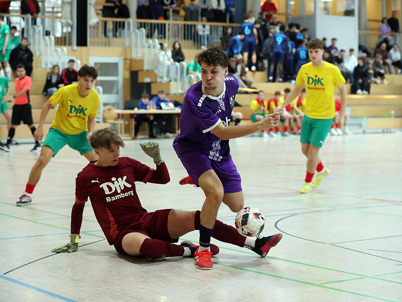 Hier scheitert der Domreiter Nils Wagner an Don-Bosco-Keeper Julian Kraus. Die Nase hatten die U19-Junioren des FC Eintracht Bamberg am Ende trotzdem.