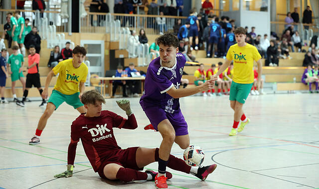 Hier scheitert der Domreiter Nils Wagner an Don-Bosco-Keeper Julian Kraus. Die Nase hatten die U19-Junioren des FC Eintracht Bamberg am Ende trotzdem. Hier scheitert der Domreiter Nils Wagner an Don-Bosco-Keeper Julian Kraus. Die Nase hatten die U19-Junioren des FC Eintracht Bamberg am Ende trotzdem.