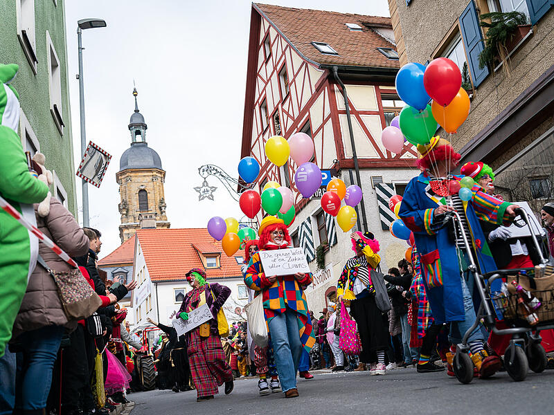 Tausende Begeisterte und ein ausgelassener Gaudiwurm: So war der Faschingsumzug in G&ouml;&szlig;weinstein 2026.