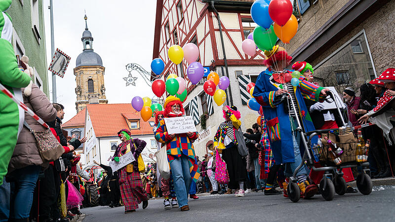 Tausende Begeisterte und ein ausgelassener Gaudiwurm: So war der Faschingsumzug in G&ouml;&szlig;weinstein 2026.
