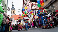 Tausende Begeisterte und ein ausgelassener Gaudiwurm: So war der Faschingsumzug in G&ouml;&szlig;weinstein 2026.