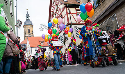 Tausende Begeisterte und ein ausgelassener Gaudiwurm: So war der Faschingsumzug in G&ouml;&szlig;weinstein 2026.
