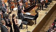 Für den verletzten Semyon Bychkov, Chef des Orchesters, sprang beim Konzert der Tschechischen Philharmonie im Kissinger Sommer der Chef der Brünner Philharmonie,Petr Altrichter, ein.