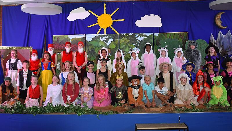 M&auml;rchenhaft: Die Theatergruppe der Siedlungsgrundschule.