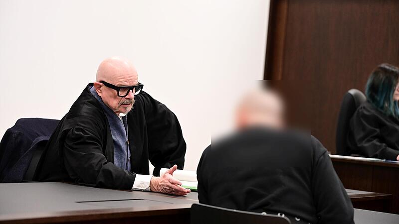 Rechtsanwalt Thomas Skapczyk aus Erlangen spricht mit dem Angeklagten aus Höchstadt.
